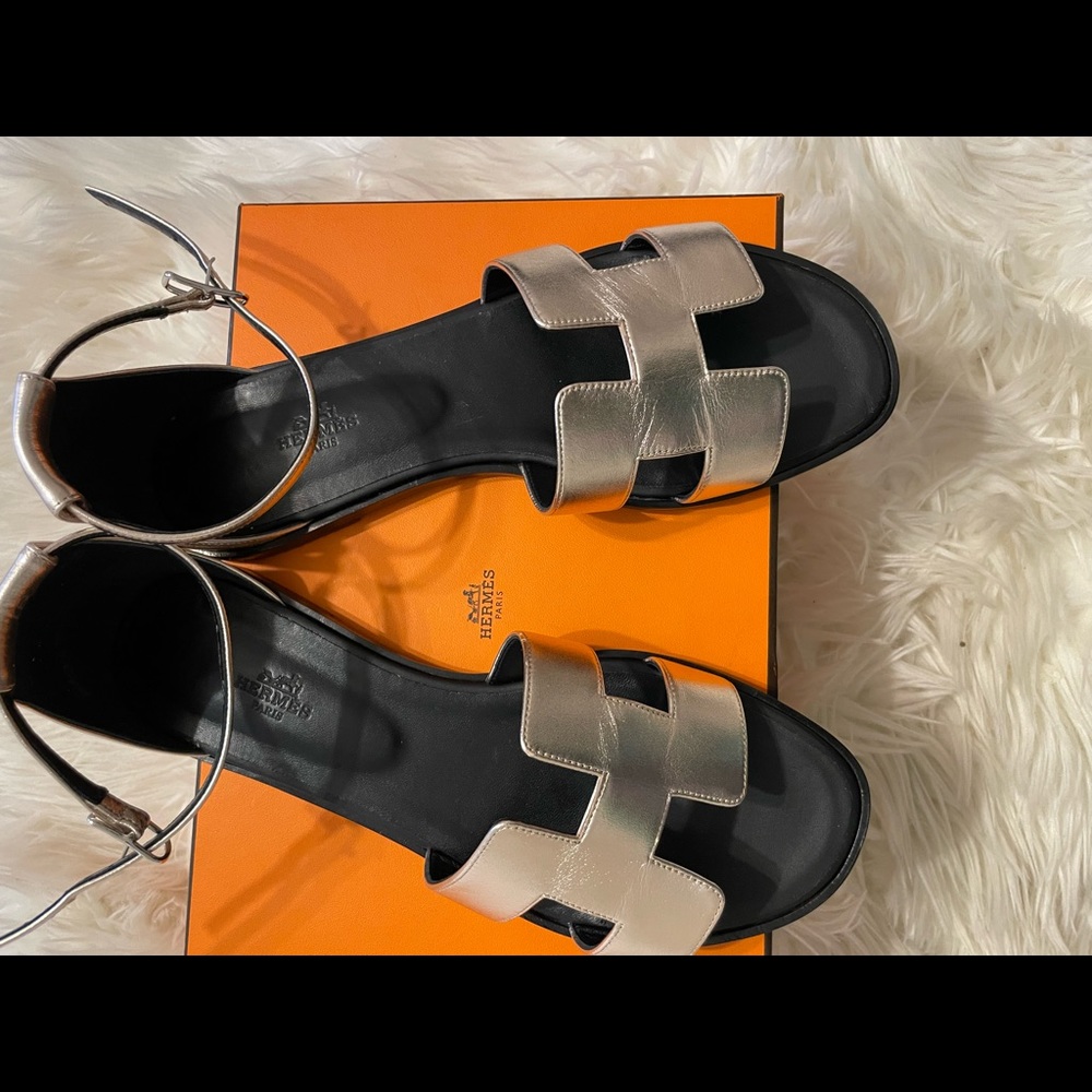 💯Authentic Hermès Santorini Sandals in rare Rose Gold metallic leather.